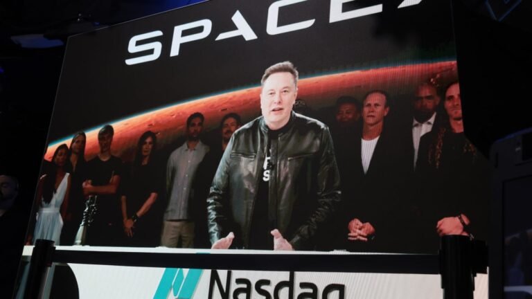 El bilionário Elon Musk, dueño de SpaceX, ya no es considerado como un trilionário tras un tropiezo en las acciones de la empresa.