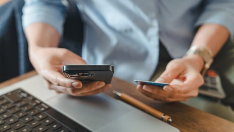 A questão do produto técnico: decidir entre adquirir imediatamente ou aguardar por descontos futuros.
